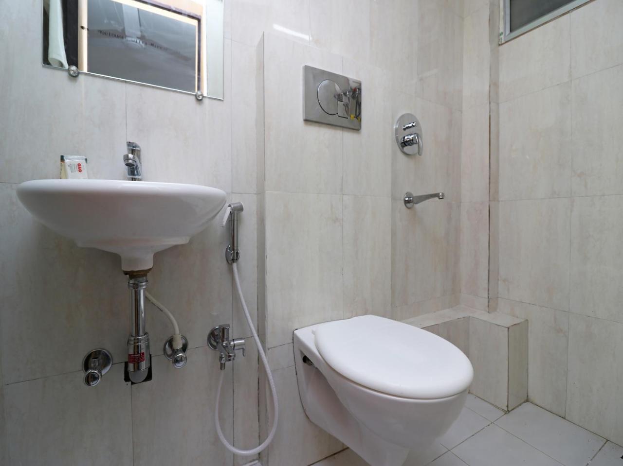 Oyo 15637 Transit Express Hotel Kolkata Bagian luar foto